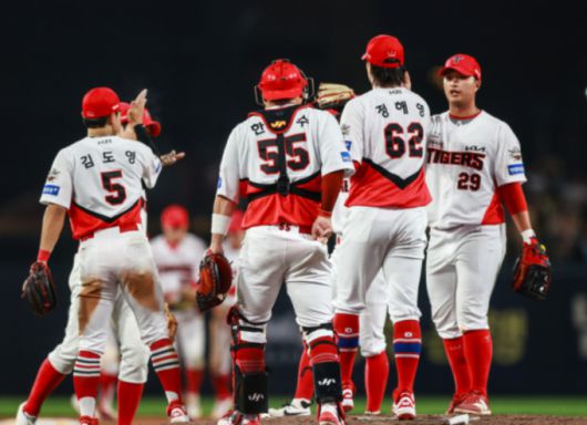 [서울=뉴스핌] 17일 광주 두산과의 더블헤더 2차전에서 KIA 정해영이 세이브를 기록한 뒤 야수진이 모여 세리머니 하고 있다. [사진 = KIA] 2025.05.17 wcn05002@newspim.com