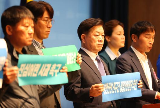 박승원 광명시장(사진 가운데)이 20일 오전 국회 소통관 브리핑룸에서 열린 신안산선 붕괴사고 대책 마련 촉구 공동 기자회견에 참석해 정부와 관련 기관, 업체들의 신속한 보상과 재발 방치 대책 마련을 촉구하고 있다. [사진=광명시]