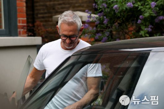 [런던 로이터=뉴스핌] 손지호 인턴기자 = BBC에서 사임한 '매치 오브 더 데이' 진행자 게리 리네커가 19일(한국시간) 자택 밖으로 걸어 나오고 있다. 2025.05.20 thswlgh50@newspim.com