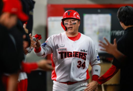 [서울=뉴스핌] 15일 광주 롯데와의 경기에서 3회 KIA 최형우가 홈으로 들어온 뒤 더그아웃에서 동료들과 하이파이브 하고 있다. [사진 = KIA] 2025.05.15 wcn05002@newspim.com