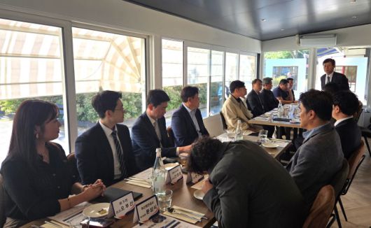 송상근 부산항만공사(BPA) 사장이 지난 19일 네덜란드 로테르담에 위치한 BPA 물류센터에서 국내 수출기업들과 간담회를 갖고 애로사항을 청취하고 있다. [사진=부산항만공사] 2025.05.21 dream@newspim.com