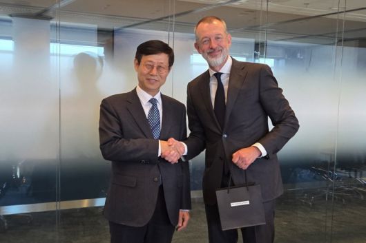 송상근 부산항만공사(BPA) 사장(왼쪽)이 지난 19일 네덜란드 로테르담에서 바우더바인 사이몬스 로테르담항만공사 사장과 면담하고 기념사진을 찍고 있다. [사진=부산항만공사] 2025.05.21 dream@newspim.com