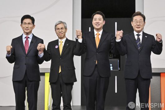 [서울=뉴스핌] 국회사진취재단 = 18일 서울 마포구 SBS프리즘타워에서 열린 중앙선거방송토론위원회 주관 제21대 대통령선거 후보자토론회에서 각 정당 대선 후보들이 선전을 다짐하고 있다. 왼쪽부터 국민의힘 김문수, 민주노동당 권영국, 개혁신당 이준석, 더불어민주당 이재명 대선후보. 2025.05.18 photo@newspim.com