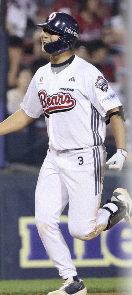 [서울=뉴스핌] 장환수 스포츠전문기자= 두산 임종성이 22일 SSG와 잠실 홈경기에서 8회 역전 만루홈런을 친 뒤 환호하며 베이스를 돌고 있다. [사진=두산] 2025.05.22 zangpabo@newspim.com