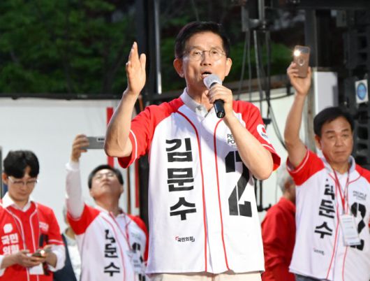 [남양주=뉴스핌] 최지환 기자 = 김문수 국민의힘 대선후보가 21일 오후 경기 남양주시 평내호평역 광장에서 열린 유세현장에서 지지를 호소하고 있다. 2025.05.21 choipix16@newspim.com