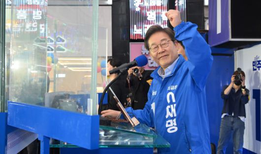 [김포=뉴스핌] 정일구 기자 =  이재명 더불어민주당 대선 후보가 제21대 대통령선거 재외국민투표가 시작된 20일 오후 경기 김포시 구래역 문화의 거리에서 지지를 호소하고 있다. 2025.05.20 mironj19@newspim.com