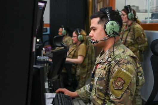 [서울=뉴스핌] 박성준 기자 = 지난 21일 경기도 평택시 오산 공군기지 한국항공우주작전본부(KAOC)에서 미 621항공통제대대 통제사들이 항공관제 임무를 수행하고 있다. [사진=공군] 2025.05.22 parksj@newspim.com