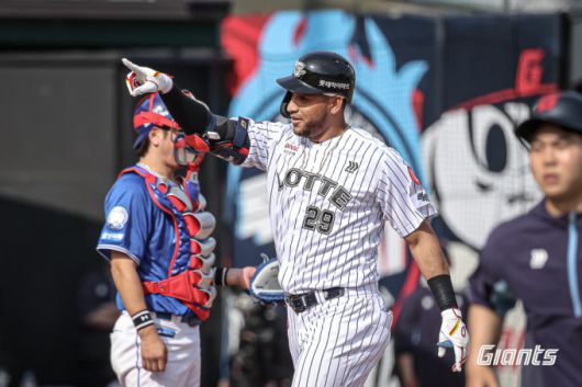 [서울=뉴스핌] 롯데 빅터 레이예스가 17일 부산 삼성과의 더블헤더 1차전에서 3점 홈런을 친 뒤 세리머니하고 있다. [사진 = 롯데]  2025.05.17 wcn05002@newspim.com