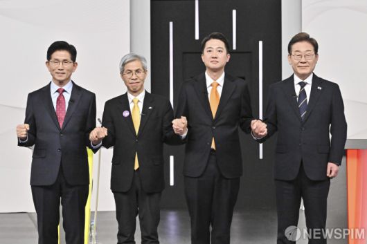 [서울=뉴스핌] 국회사진취재단 = 이재명 더불어민주당(오른쪽부터), 이준석 개혁신당, 권영국 민주노동당, 김문수 국민의힘 대선 후보가 중앙선거방송토론위원회 주관으로 18일 서울 상암동 SBS 프리즘센터 스튜디오에서 열린 제21대 대선 1차 후보자 토론회에서 기념촬영을 하고 있다. 2025.05.18 photo@newspim.com