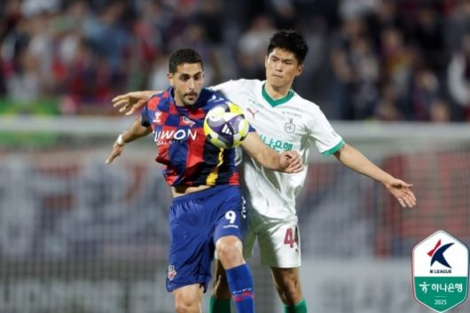 [서울=뉴스핌] 수원FC 싸박(왼쪽)이 상대 선수와 경합하고 있다. [사진=한국프로축구연맹] 2025.05.23 thswlgh50@newspim.com