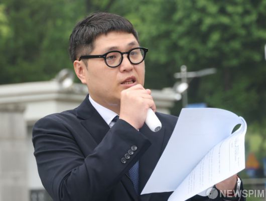 [서울=뉴스핌] 이호형 기자 = 16일 서울 서초동 법원삼거리에서 열린 SK텔레콤 유심 해킹 피해자 9213명, 집단소송 제기 기자회견에서 법률 대리인 하희봉 변호사가 발언을 하고 있다.   2025.05.16 leemario@newspim.com