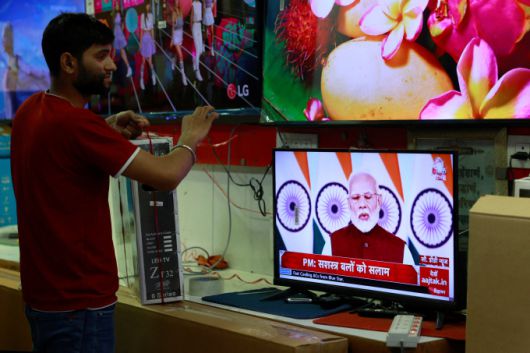 [델리 로이터=뉴스핌] 홍우리 특파원 = 12일(현지 시간) 인도 델리 구시가지 상점의 판매원이 TV를 통해 나렌드라 모디 총리의 대국민 담화를 보고 있다. 2025.05.13 hongwoori84@newspim.com