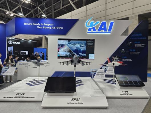 지난 21일 일본 도쿄 인근 지바현 소재 전시장인 마쿠하리 메세에서 '방위 보안 장비 전시회(DSEI) 재팬 2025'가 열렸다. 사진은 전시회에서 T-50 고등훈련기를 홍보하는 한국항공우주산업(KAI) 부스. [사진=디펜스타임스] 2025.05.23 gomsi@newspim.com