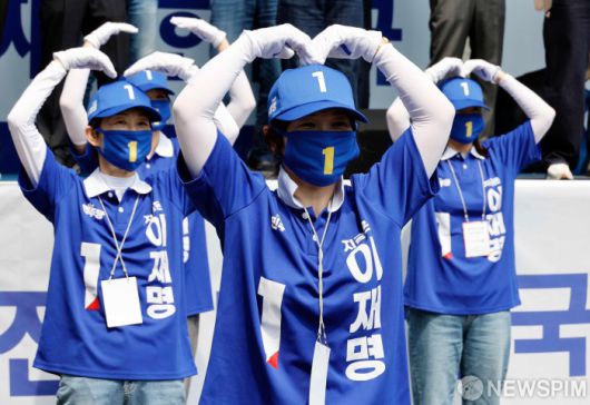 [구미=뉴스핌] 정일구 기자 = 더불어민주당 선거사무원들이 대통령 선거 공식 선거운동 이틀째인 13일 구미역 광장에서 율동을 하고 있다. 2025.05.13 mironj19@newspim.com