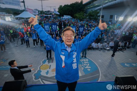 [인천=뉴스핌] 김학선 기자 = 이재명 더불어민주당 대선후보가 21일 오후 인천 계양역 앞에서 유세를 마치고 두 손을 들어보이고 있다. 2025.05.21 yooksa@newspim.com