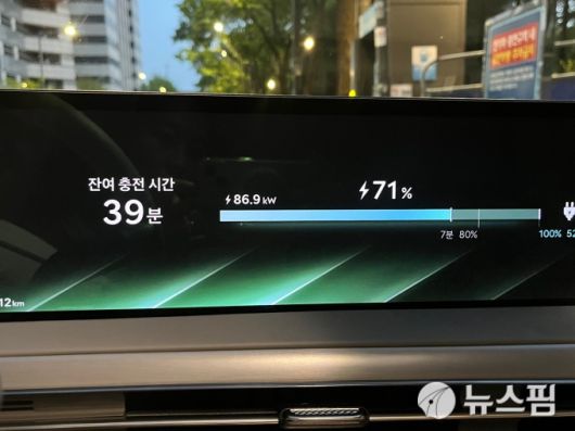 [서울=뉴스핌] 조수빈 기자 = 제네시스 GV60의 배터리 충전 모습. [사진=조수빈 기자] 2025.05.23 beans@newspim.com