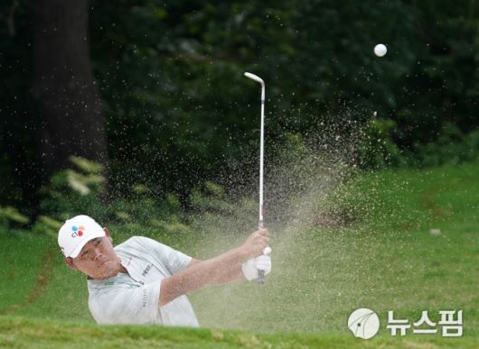 [포트워스 로이터 =뉴스핌] 박상욱 기자 = 김시우가 25일 PGA 투어 찰스 슈와브 챌린지 3라운드 11번홀에서 벙커샷을 하고 있다. 2025.5.25 psoq1337@newspim.com
