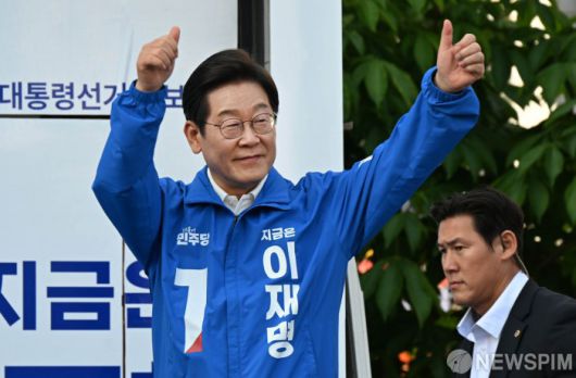 [아산=뉴스핌] 김학선 기자 = 이재명 더불어민주당 대선후보가 25일 오후 충남 아산시 탕정 한들물빛공원에서 열린 집중유세에서 손을 들어 보이고 있다.  2025.05.25 yooksa@newspim.com