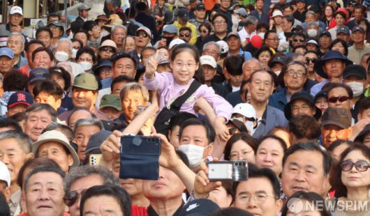 [당진=뉴스핌] 최지환 기자 = 김문수 국민의힘 대선 후보가 25일 충남 당진시장 오거리에서 열린 유세에서 지지를 호소하자 시민들이 지켜보고 있다. 2025.05.25 choipix16@newspim.com