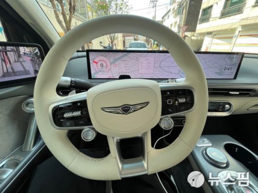 [서울=뉴스핌] 조수빈 기자 = 제네시스 GV60 내부. 27인치 통합형 와이드 디스플레이가 적용됐다. [사진=조수빈 기자] 2025.05.23 beans@newspim.com