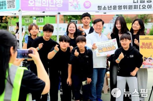 박승원 광명시장은 25일 자신의 페이스북을 통해 축제에 참여한 소감을 전하며 "광명의 미래를 이끌어갈 우리 청소년들이 직접 만들고 즐기는 특별한 축제"라고 강조했다. [사진=박승원 광명시장 SNS]