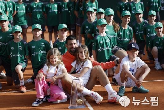 [제네바 로이터 =뉴스핌] 박상욱 기자 = 조코비치가 24일 ATP 투어 제네바 오픈 단식 우승 트로피를 앞에 두고 딸 타라와 기념촬영하고 있다. 2025.5.25 psoq1337@newspim.com