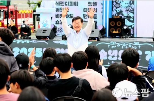 박승원 광명시장은 25일 자신의 페이스북을 통해 축제에 참여한 소감을 전하며 "광명의 미래를 이끌어갈 우리 청소년들이 직접 만들고 즐기는 특별한 축제"라고 강조했다. [사진=박승원 광명시장 SNS]