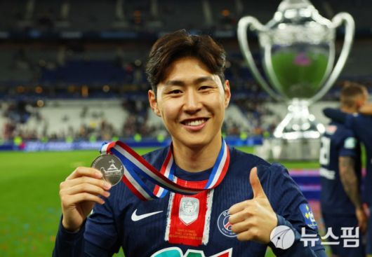 [생드니 로이터 =뉴스핌] 박상욱 기자 = 이강인이 25일 프랑스컵 우승 메달을 목에 걸고 기념 촬영을 하고 있다. 2025.5.25 psoq1337@newspim.com