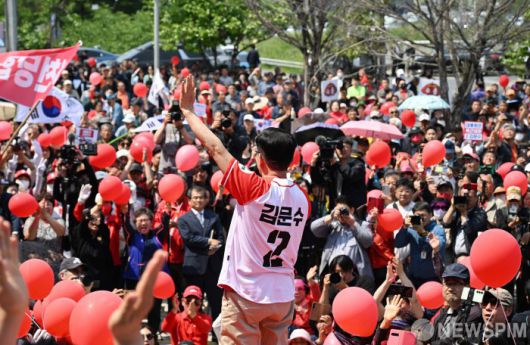 [보령=뉴스핌] 최지환 기자 = 김문수 국민의힘 대선 후보가 25일 오후 충남 보령시 대천역 광장에서 열린 집중유세에서 시민들에게 지지를 호소하고 있다. 2025.05.25 choipix16@newspim.com