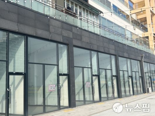 [서울=뉴스핌] 최수아 인턴기자 =  거북섬 웨이브파크 인근에 위치한 한 상가. 26일 기준 공실이 대부분이었다. 2025.05.26 geulmal@newspim.com