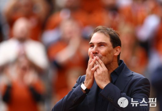 [파리 로이터=뉴스핌] 장환수 스포츠전문기자= 기립박수를 보내는 팬들에게 손 키스로 화답하는 라파엘 나달. 2025.05.26 zangpabo@newspim.com