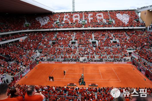 [파리 로이터=뉴스핌] 장환수 스포츠전문기자= 라파엘 나달의 은퇴식이 열린 26일 프랑스 파리 롤랑가로스에 운집한 1만5000여명의 팬들. 2025.05.26 zangpabo@newspim.com