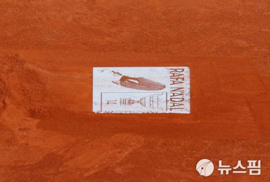 [파리 로이터=뉴스핌] 장환수 스포츠전문기자= 라파엘 나달의 발자국이 새겨진 명판. 롤랑가로스 메인코트인 필리프-샤트리에 영원히 남게 된다. 2025.05.26 zangpabo@newspim.com
