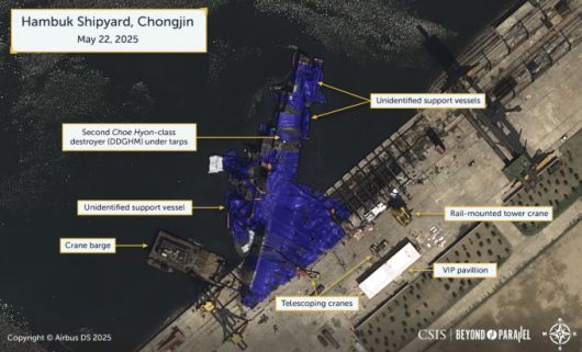 [서울=뉴스핌] 지난 21일 함북 청진조선소에서 진수식 행사 도중 사고가 발생해 전도된 북한 5000t급 신형 구축함의 모습. 북한 당국이 푸른색 위장막을 덮어놓았다. [사진=비욘드페럴렐] 이영종 통일전문기자 = 2025.05.25 yjlee@newspim.com