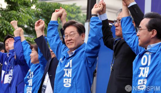 [서울=뉴스핌] 정일구 기자 = 이재명 더불어민주당 대선 후보가 28일 서울 광진구 능동로 어린이대공원 정문 앞에서 열린 서울 광진구·중랑구 집중유세에서 지지를 호소하고 있다. 2025.05.28 mironj19@newspim.com