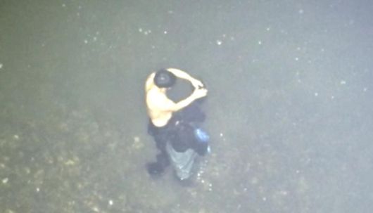 인천해경 경찰관이 해루질을 하다 바다에 빠진 여성을 구조하고 있다. [사진=인천해양경찰서]