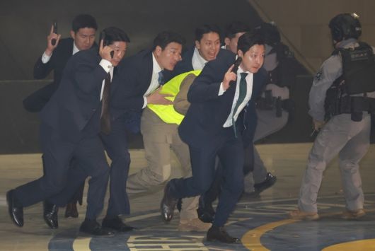 권총을 든 대통령경호처 요원들이 27일 서울 강서구 경호안전교육원에서 21대 대통령 취임식에 대비한 위기대응 종합조치 훈련을 하고 있다. 2025.5.28 [사진=대통령경호처]