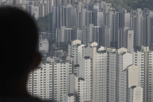 강남3구와 송파구 등에 대해 위법의심거래 136건이 적발됐다. 사진은 여의도 63 스퀘어 전망대에서 바라본 아파트 단지. [사진=뉴스핌DB]