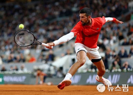 [파리 로이터 =뉴스핌] 박상욱 기자 = 조코비치가 27일 프랑스오픈 테니스 남자 단식 1회전에서 백핸드 리턴을 하고 있다. 2025.5.27 psoq1337@newspim.com