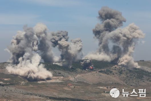 지난 8일(현지시간) 레바논 남부 한 마을에서 이스라엘 공습으로 연기가 피어오르고 있다. [사진=로이터 뉴스핌]