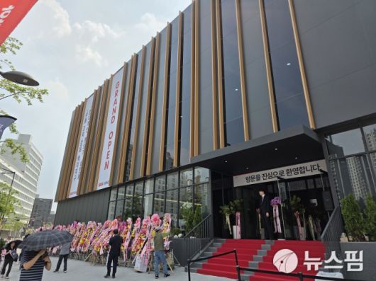 [서울=뉴스핌] 송현도 기자 = 서울 고덕강일 공공택지지구에 12블럭에 공급되는 고덕 강일 대성베르힐은 이날 견본주택을 열고 본격적인 분양 절차에 돌입했다. 2025.05.29 dosong@newspim.com