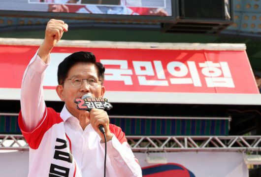 [안산=뉴스핌] 최지환 기자 = 김문수 국민의힘 대선후보가 29일 오후 경기 안산시 안산문화광장에서 열린 유세현장에서 지지를 호소하고 있다. 2025.05.29 choipix16@newspim.com