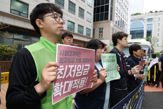 [서울=뉴스핌] 류기찬 인턴기자 = 민주노총 공공운수노조가 20일 오전 서울 여의도 이재명 대선 캠프 앞에서 최저임금 대폭인상-확대적용 촉구 기자회견을 하고 있다. 2025.05.20 ryuchan0925@newspim.com