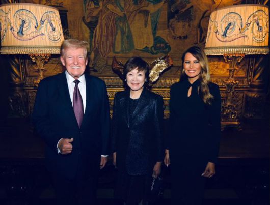 [사진 출처: 멜라니아 트럼프 엑스(X)] 최원진 기자= 고(故) 아베 신조 전 일본 총리의 아내인 아베 아키에 여사(중)가 15일(현지시간) 미국 플로리다주 팜비치 마러라고 리조트에서 도널드 트럼프 미국 대통령 당선인(좌)과 그의 부인 멜라니아 여사와 만나 사진을 촬영하고 있다. 사진은 멜라니아 여사가 소셜미디어 엑스(X)에 공유했다. 2024.12.16 wonjc6@newspim.com