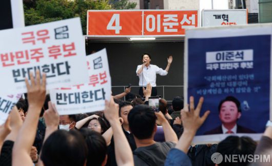 [서울=뉴스핌] 윤창빈 기자 = 이준석 개혁신당 대통령 후보가 30일 오후 서울 서대문구 현대백화점 신촌점 앞 광장에서 열린 유세에서 지지를 호소하고 있는 가운데 '극우 후보 반대하는 서울서부지역 사람들' 단체가 피켓을 들고 사퇴를 촉구하고 있다. 2025.05.30 pangbin@newspim.com