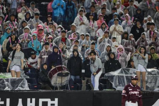 [서울=뉴스핌] 장환수 스포츠전문기자= 비가 내리는 가운데서도 키움을 열렬히 응원하는 홈팬들. [사진=키움] 2025.05.30 zangpabo@newspim.com