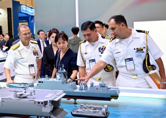 MADEX 2025 HJ중공업 부스를 방문한 에콰도르 대표단 [사진=HJ중공업]