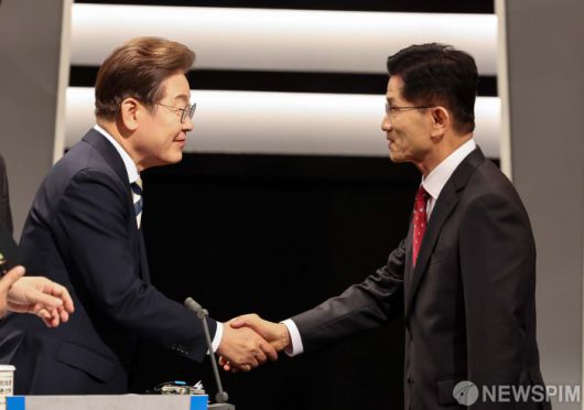 [서울=뉴스핌] 국회사진기자단 = 23일 서울 영등포구 여의도 KBS 스튜디오에서 열린 중앙선거방송토론위원회 주관 제21대 대통령선거 후보자 토론회에 앞서 더불어민주당 이재명 대선후보(왼쪽)와 국민의힘 김문수 대선후보가 인사를 나누고 있다. 2025.05.23 photo@newspim.com
