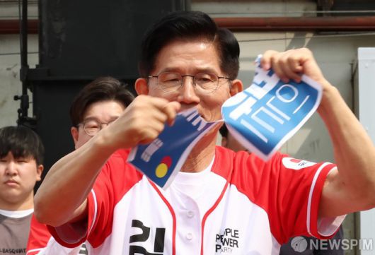 [강릉=뉴스핌] 최지환 기자 = 김문수 국민의힘 대선후보가 31일 오후 강원 강릉시 중앙시장 앞에서 열린 집중유세 현장에서 이재명 후보와 부인 김혜경 여사의 법인카드 유용 의혹을 비판하는 퍼포먼스를 하고 있다. 2025.05.31 choipix16@newspim.com