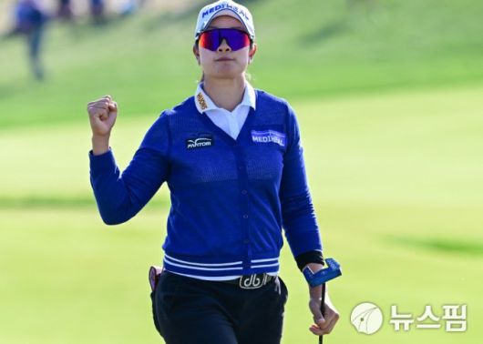 [위스콘신 로이터 =뉴스핌] 박상욱 기자 = 김아림이가 1일 US여자오픈 3라운드 18번홀에서 버디를 잡고 기뻐하고 있다. 2025.6.1 psoq1337@newspim.com